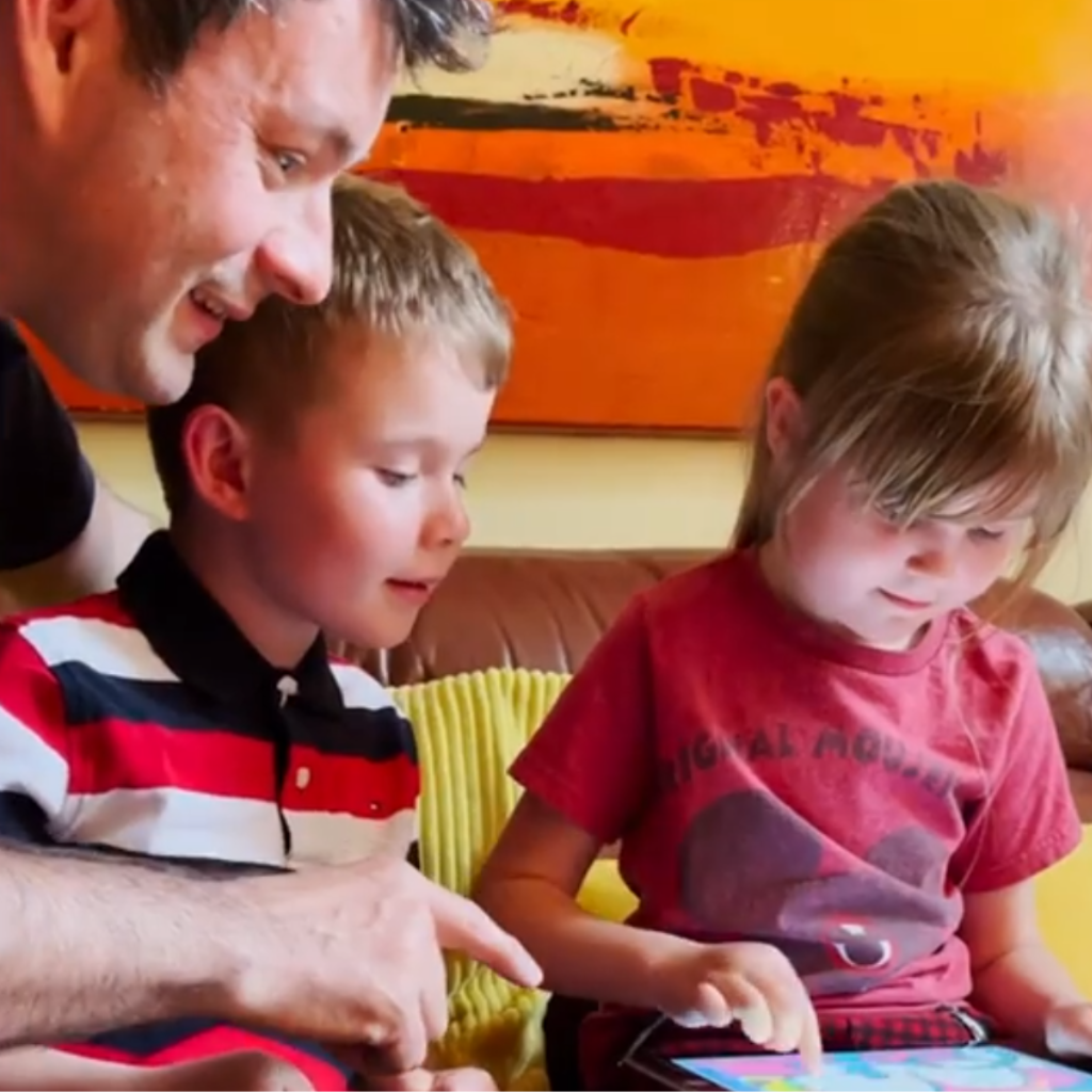 Une famille joue à l'application éducative TiDoc'.